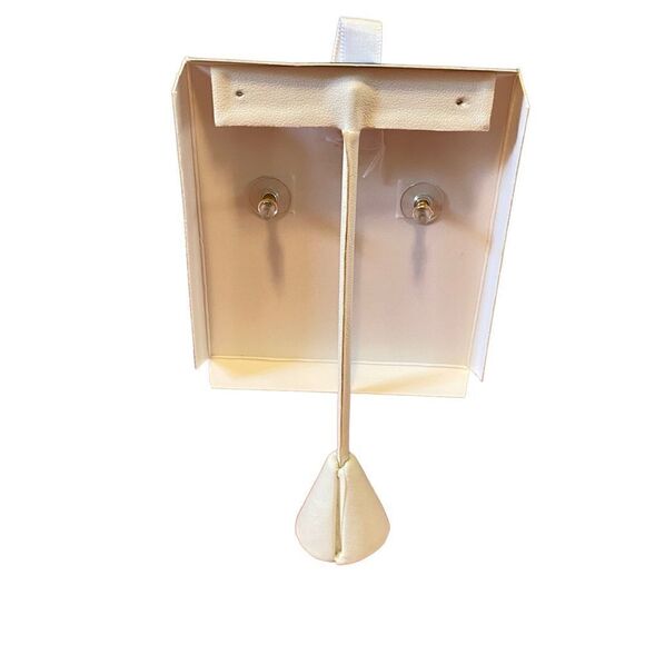 Darbie Ángell  Matte Gold Toned Flower Earrings. - Picture 4 of 7